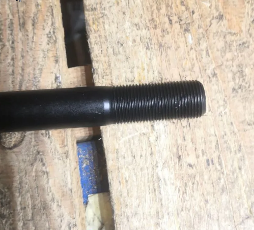 Болт замыкающий гусеницы (смазка) 203LG-00001/216RA-00062 L резьбы=27mm Болт замыкающий гусеницы (смазка) 203LG-00001/216RA-00062 L резьбы=27mm