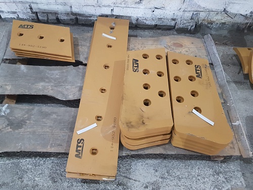 Нож боковой правый 14X-952-5560/Komatsu D65EX Нож боковой правый 14X-952-5560/Komatsu D65EX